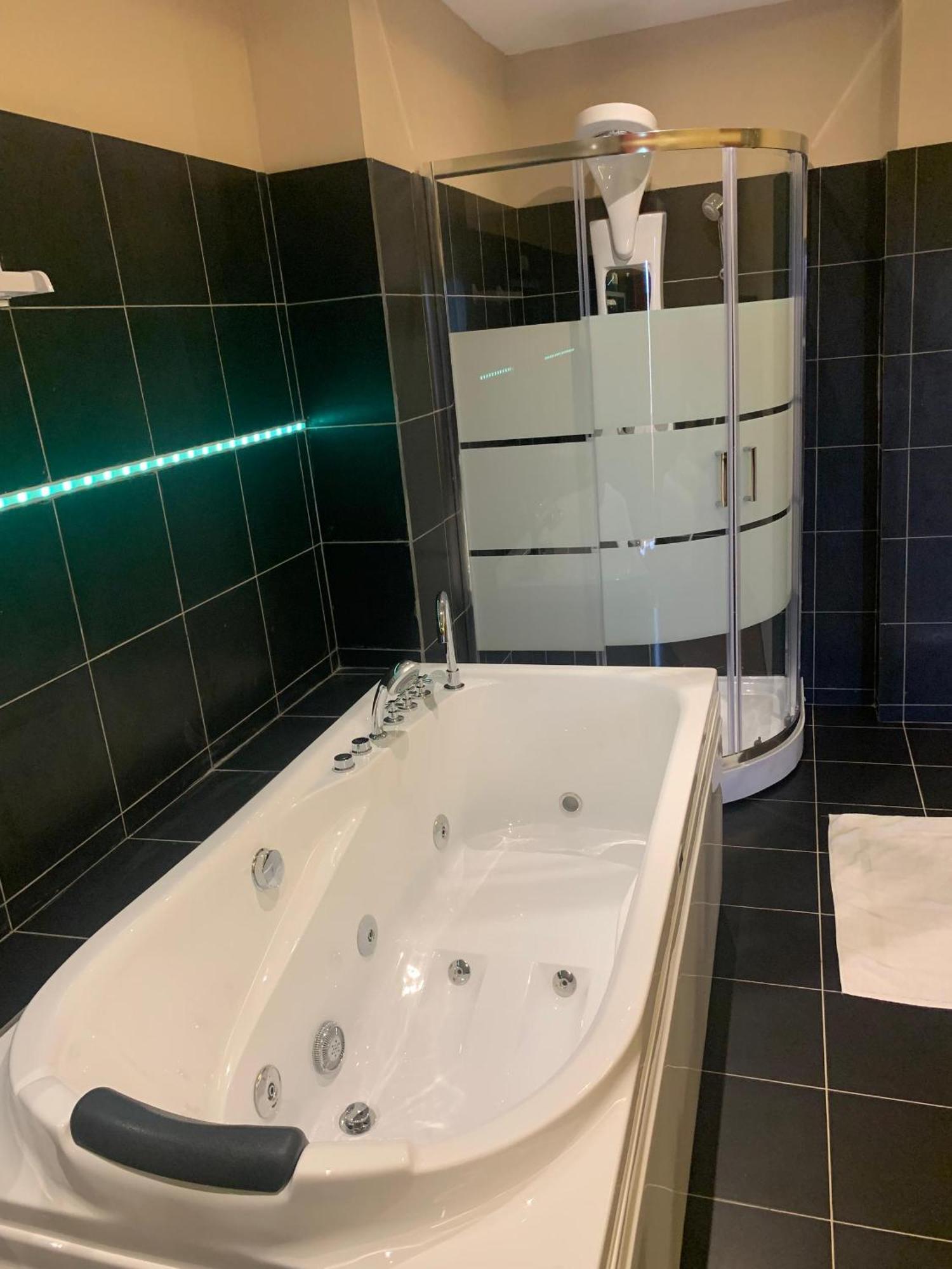 Sky Kenako Hotel Kribi Eksteriør bilde