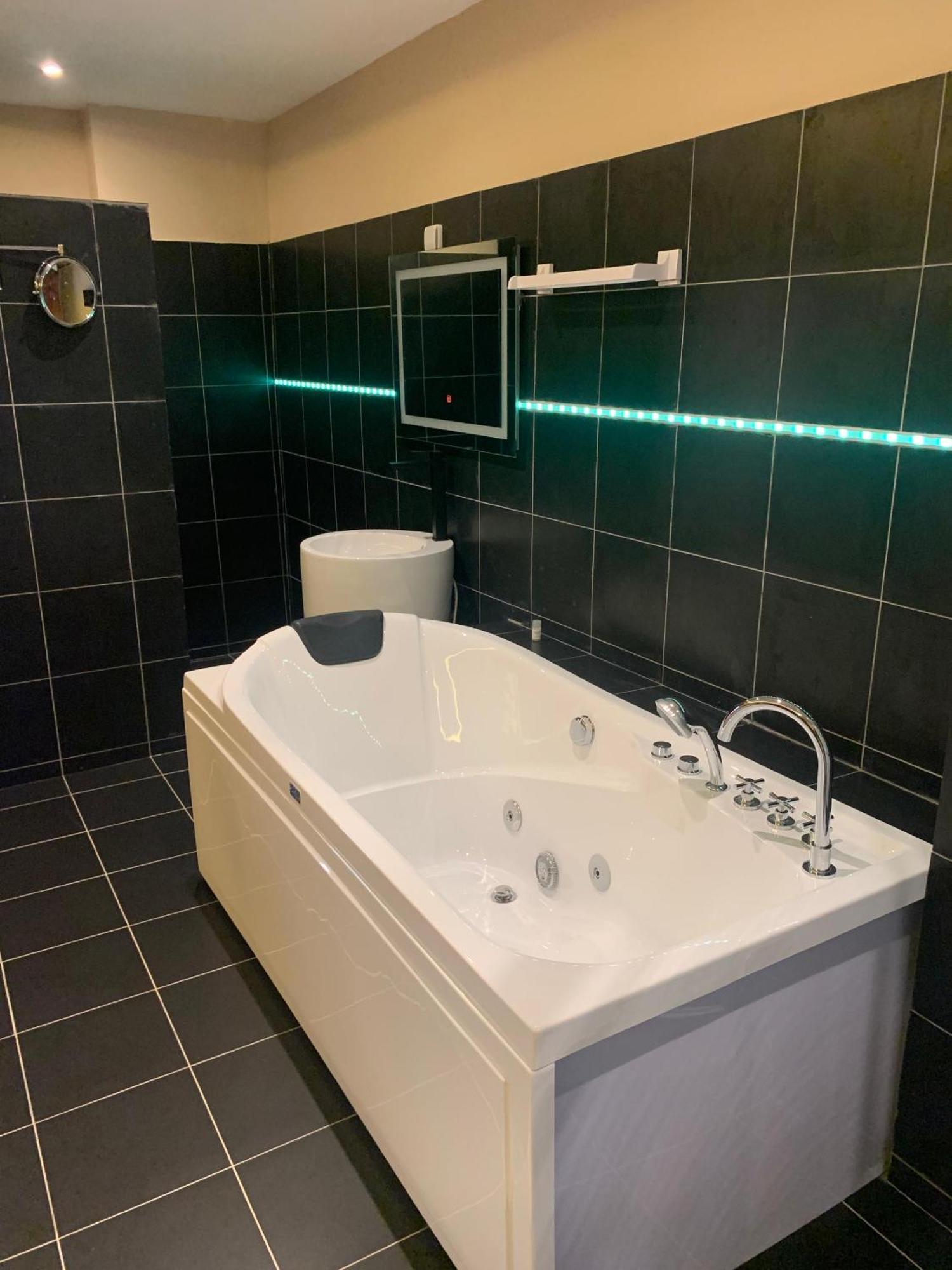 Sky Kenako Hotel Kribi Eksteriør bilde